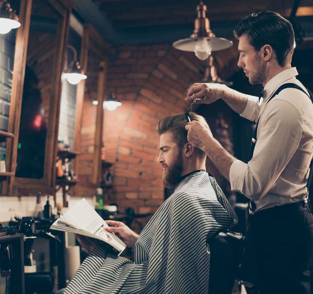 peluquero y cliente